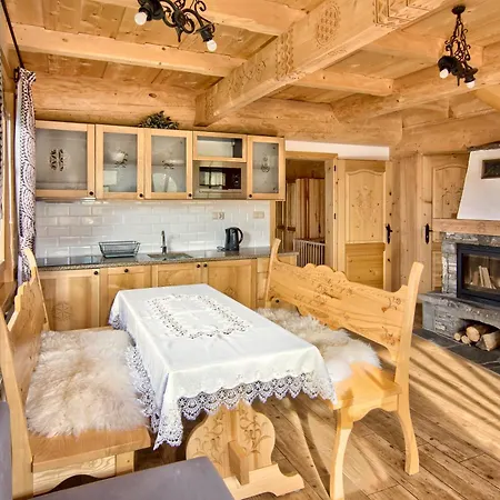 Goralskie Bacowki Z Widokiem Na Giewont